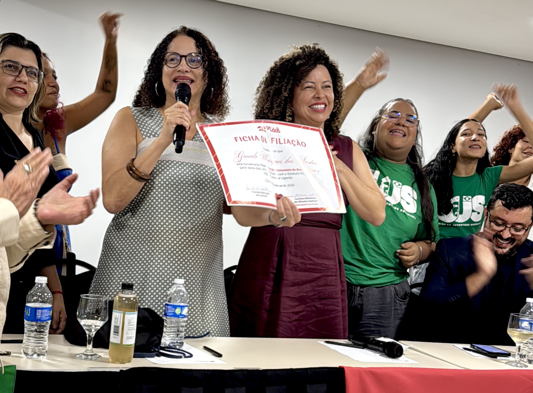 Professora Graciele comemora filiação ao PCdoB ao lado da Ministra Luciana Santos (PCdoB)